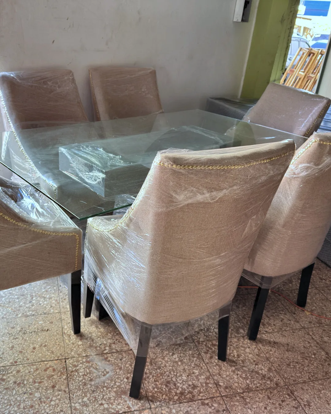 Comedor Beige Tachuelas Doradas 6 Puestos